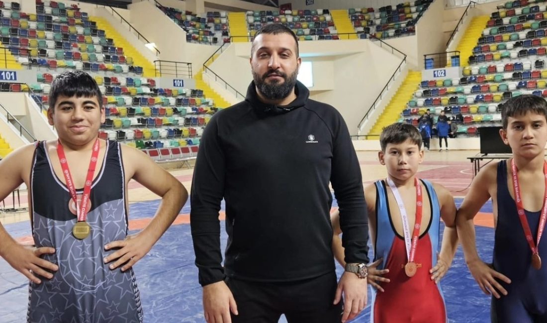 Genç güreşçiler Sındırgı’yı gururlandırdı Sındırgılı genç güreşçiler düzenlenen il şampiyonasında dereceye girerek 2 bronce