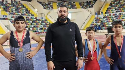 Sındırgılı genç güreşçiler düzenlenen il şampiyonasında dereceye girerek 2 bronce