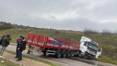 Gönen’de yağış nedeniyle kayganlaşan yolda tır devrildi. Kazada, tır şoförü