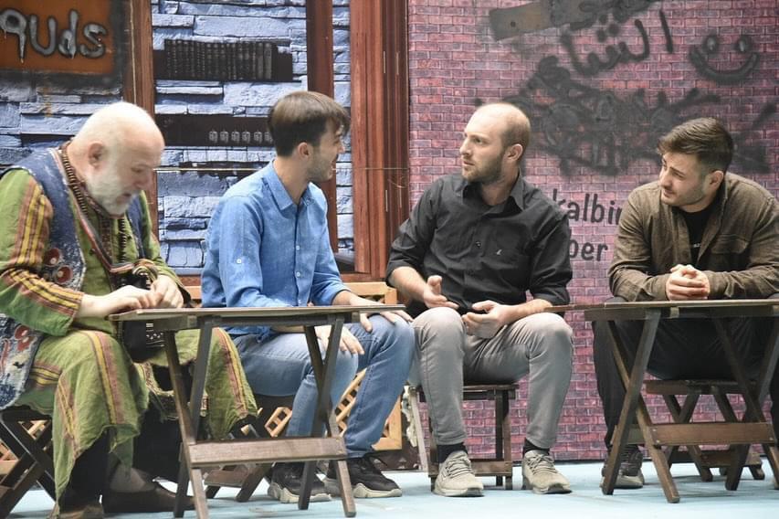 Dursunbey’de sahne alan Medeniyet Tasavvuru Okulu oyuncularının sahnelediği “Gün Doğmadan”