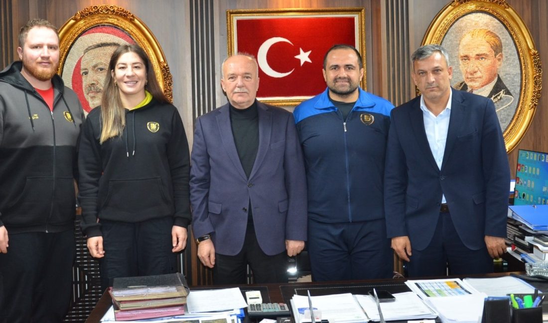 Güreş şampiyonları Dursunbey Belediyesi’ne konuk oldu Dursunbey Belediye Başkanı Ramazan Bahçavan, güreş şampiyonları Yasemin Adar Yiğit