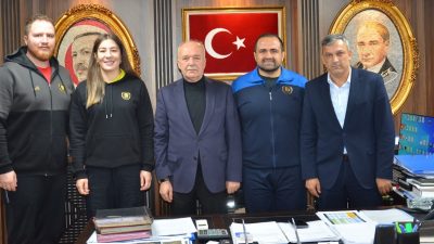 Dursunbey Belediye Başkanı Ramazan Bahçavan, güreş şampiyonları Yasemin Adar Yiğit