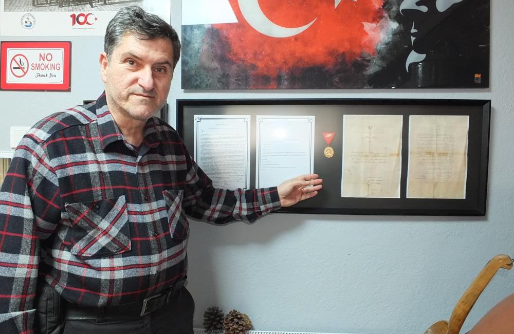Güven “İstiklal Madalyası bizim gururumuz” Burhaniye’de, Yılmaz Özcan, eşinin dedesi Ali Güven’e ait İstiklal Madalyasını