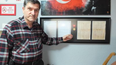 Burhaniye’de, Yılmaz Özcan, eşinin dedesi Ali Güven’e ait İstiklal Madalyasını