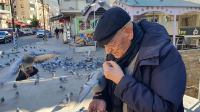 Gümüşhane’de yaşayan 85 yaşındaki Kadir Ay, her sabah cebine doldurduğu