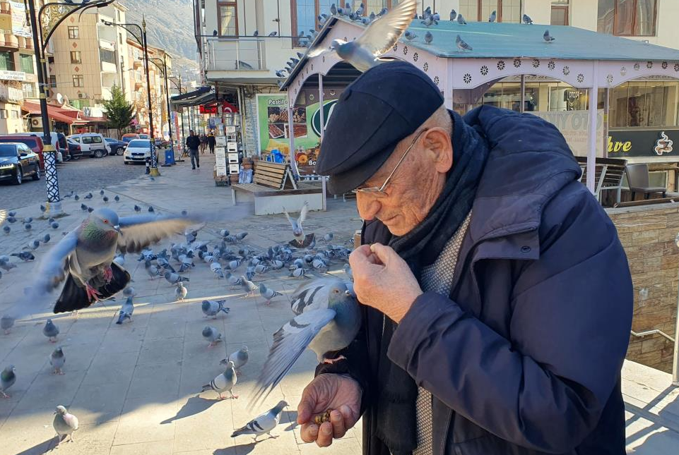 Gümüşhane’de yaşayan 85 yaşındaki Kadir Ay, her sabah cebine doldurduğu