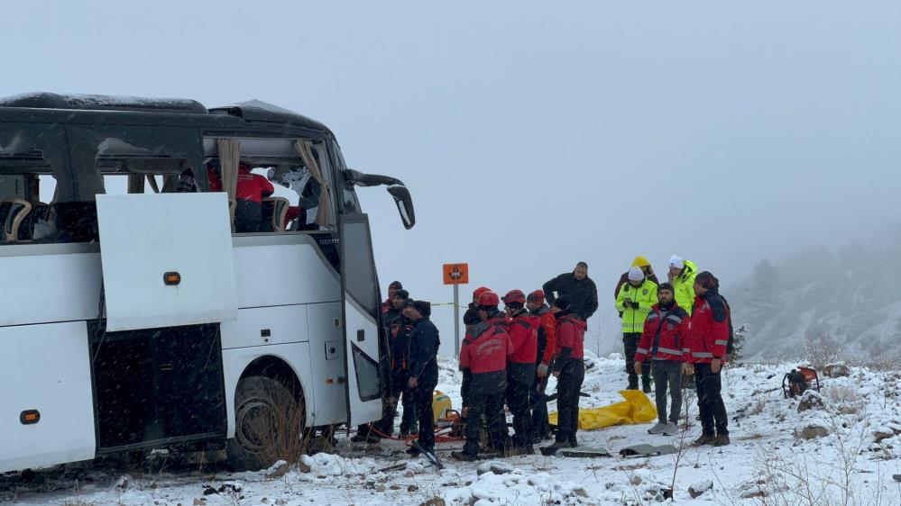 Kars’ta yolcu otobüsü kaza yaptı: 2 ölü, 8 yaralı Kars’ın Sarıkamış ilçesinde yolcu otobüsü kaza yaptı. İlk belirlemelere göre,