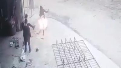 Adana’da bir çocuğun yanan tenekeye tekme atması sonucu arkadaşı yandı.
