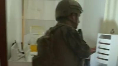 Balıkesir’in Ayvalık ilçesinde bir kişiyi zorla alıkoyarak tüfek ile yaralayan