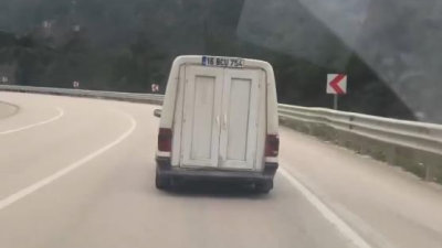 Bursa’da hafif ticari otomobilinin bagaj kapağını plastik kapı yapan şoför