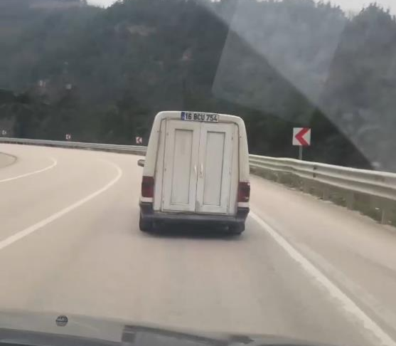 Bursa’da hafif ticari otomobilinin bagaj kapağını plastik kapı yapan şoför