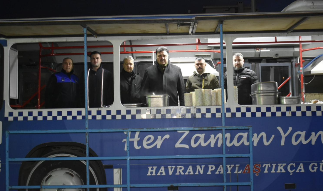 Hayvan pazarında vatandaşlara sıcak çorba ikramı Havran Belediye Başkanı, Hayvan pazarında vatandaşlara çorba ikramında bulunarak pazarı