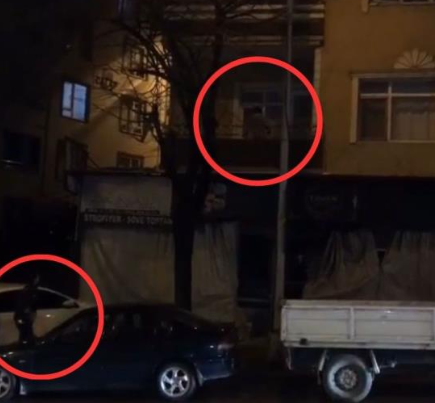 Kocaeli’nin İzmit ilçesinde ev sahibi içerideyken balkona tırmanan hırsız, polis