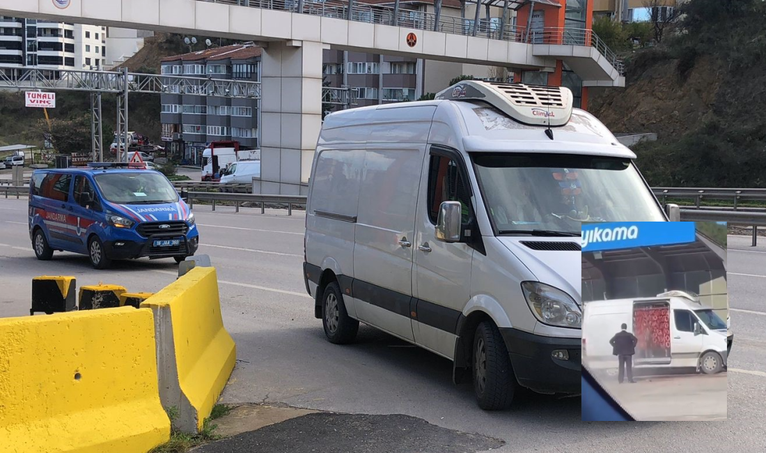 Bursa’da bir benzin istasyonunda kamyonetteki etiketsiz sucukları tazyikli su ile