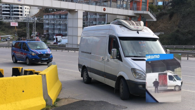 Bursa’da bir benzin istasyonunda kamyonetteki etiketsiz sucukları tazyikli su ile