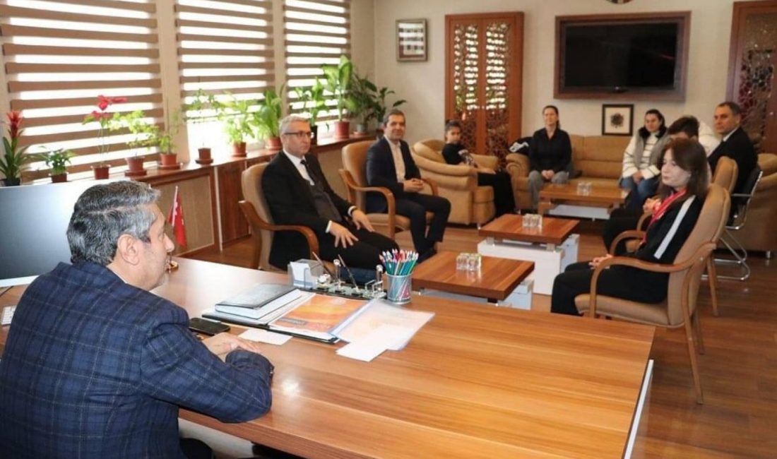 İl Milli Eğitim Müdürü Tatlı, Edremitli şampiyonları ziyaret etti Balıkesir İl Milli Eğitim Müdürü Ali Tatlı, Tekvando ve Muay