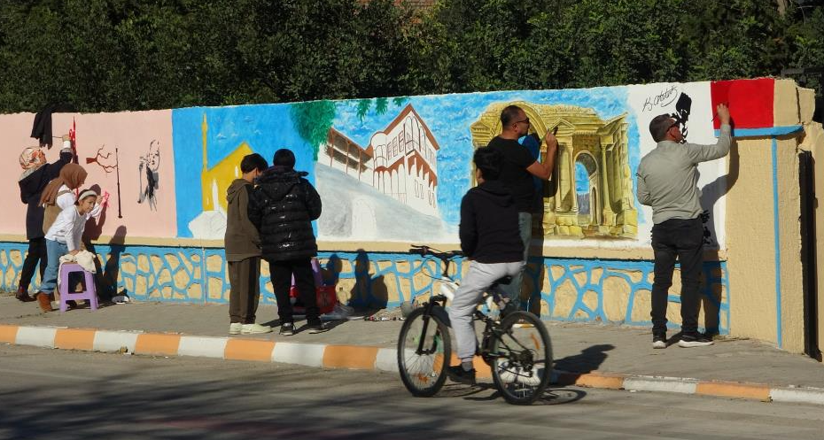 Adana’nın Kozan ilçesinde bir esnaf, yaşadığı ilçenin bazı noktalarının görüntüsünü