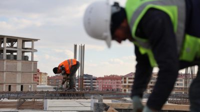 Konya’da inşaatçılar, çalıştıracak usta ve işçi bulmakta zorlanıyor. İnşaatlarda çalışan