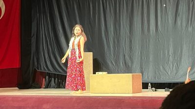 İzmir Halk Tiyatrosu’nun oyun repertuvarında yer alan “İnsan Merak Ediyor”