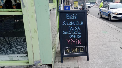 Eskişehir’de bir tatlı işletmesinin önündeki tahtada yer alan, “Birisi kilonuzla