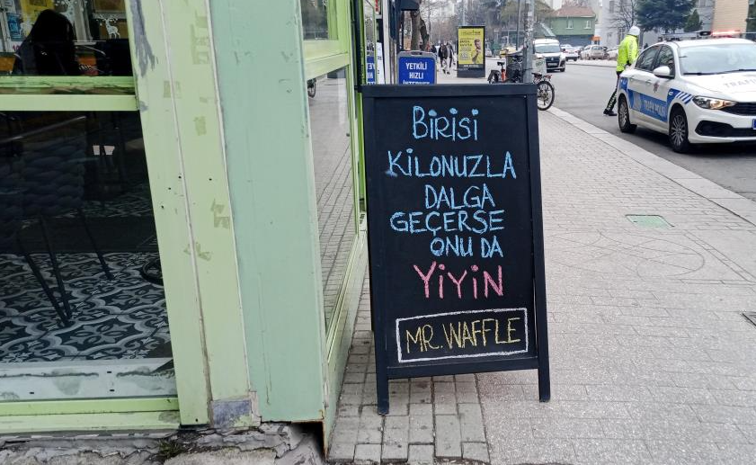 Eskişehir’de bir tatlı işletmesinin önündeki tahtada yer alan, “Birisi kilonuzla