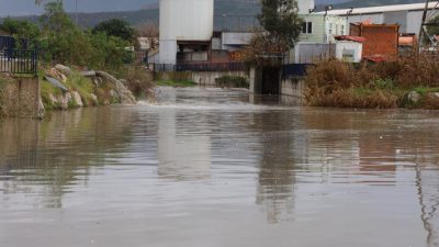 İzmir’de sağanak ve fırtına hayatı olumsuz etkiledi. Sağanak nedeniyle rögarlar