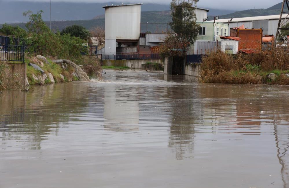 İzmir’de sağanak ve fırtına hayatı olumsuz etkiledi. Sağanak nedeniyle rögarlar
