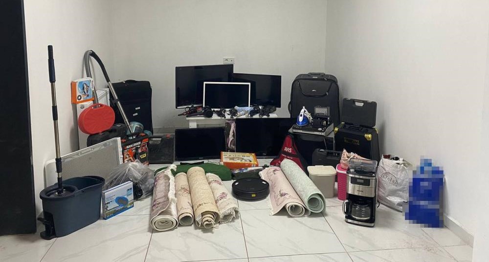 JASAT, yazlıkçıların kabusu olan hırsızları yakaladı Avşa Adası’nda 3 yazlık eve giren hırsızlar, JASAT’ın operasyonuyla yakalandı.Avşa