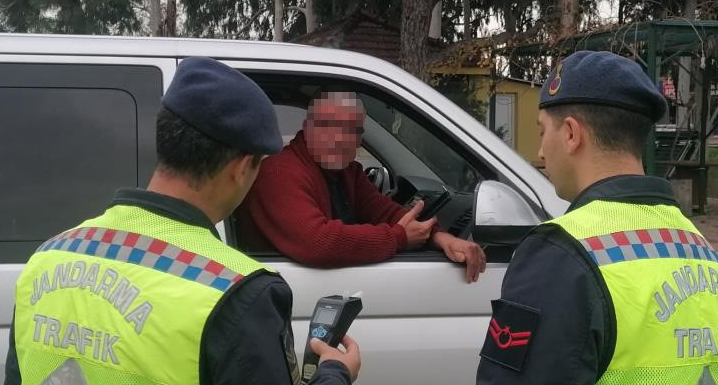 Antalya’nın Manavgat ilçesinde uygulama yapan Jandarma Trafik ekipleri, alkollü olduğundan