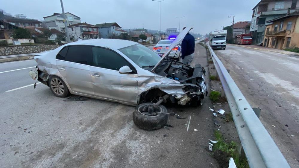  Kocaeli’de sürücüsünün köpeğe çarpmak için manevra yaptığı otomobil kontrolden çıktı.