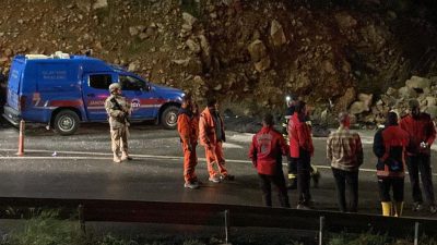Mersin’in Aydıncık ilçesinde yolcu otobüsünün devrilmesi sonucu 9 kişi öldü,