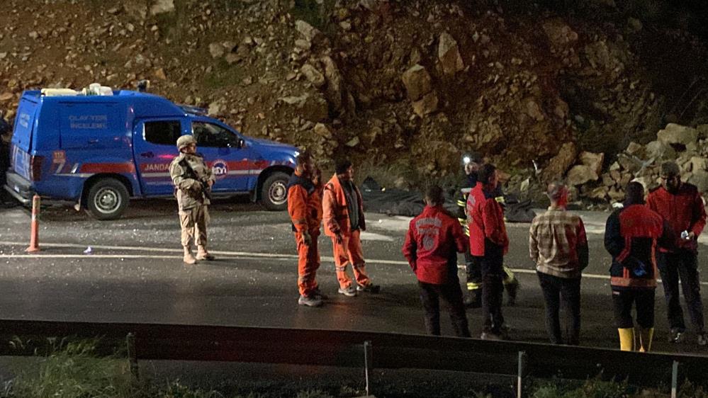 Mersin’in Aydıncık ilçesinde yolcu otobüsünün devrilmesi sonucu 9 kişi öldü,