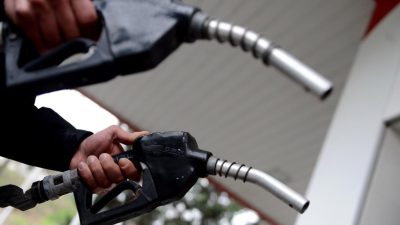 Benzinin litre fiyatına 2 lira 30 kuruş, motorinin litre fiyatına