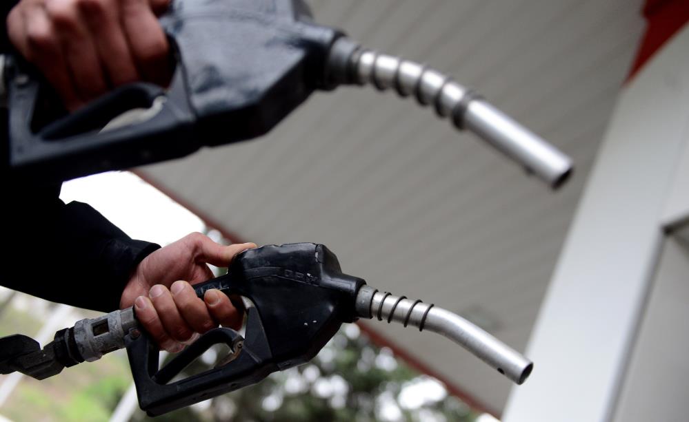 Benzinin litre fiyatına 2 lira 30 kuruş, motorinin litre fiyatına