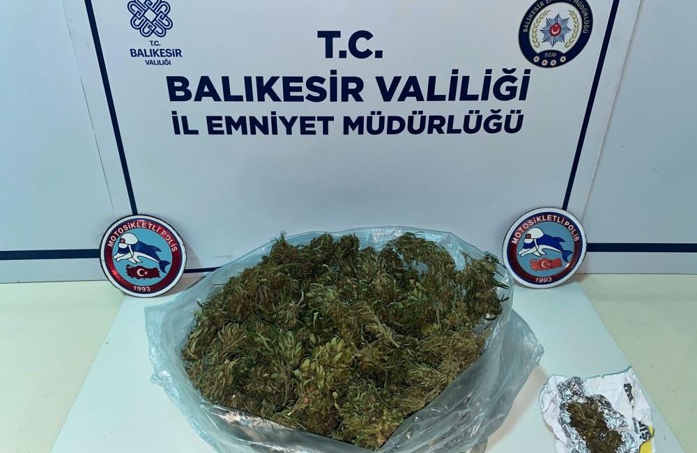 Araç kontrolünde uyuşturucu bulundu Bandırma’da durumundan şüphelenerek kontrol edilen bir araçta uyuşturucu madde ele