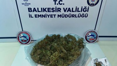 Bandırma’da durumundan şüphelenerek kontrol edilen bir araçta uyuşturucu madde ele
