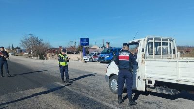 Balıkesir’de jandarma ekiplerinin il genelinde aranan şahıslara yönelik yaptıkları operasyonlarda