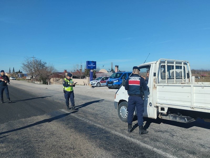 Balıkesir’de jandarma ekiplerinin il genelinde aranan şahıslara yönelik yaptıkları operasyonlarda