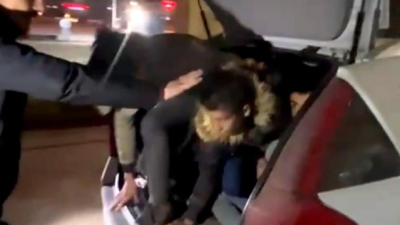 Afyonkarahisar’da polis tarafından durdurulan bir otomobilde yurda kaçak yollardan girdikleri