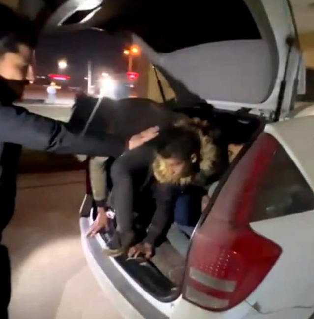 Afyonkarahisar’da polis tarafından durdurulan bir otomobilde yurda kaçak yollardan girdikleri