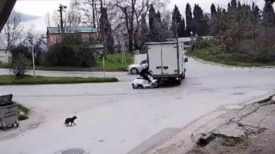Sakarya’nın Adapazarı ilçesinde motosiklet yolun ortasında duran kamyonete çarptı. Sürücünün