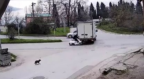 Kamyonete çarptı, yara almadan kurtuldu Sakarya’nın Adapazarı ilçesinde motosiklet yolun ortasında duran kamyonete çarptı. Sürücünün
