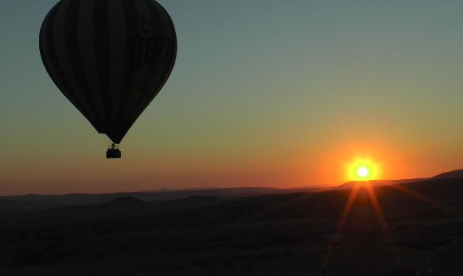 Nevşehir’de yeni yılın ilk gününde Kapadokya bölgesinde havalanan sıcak hava