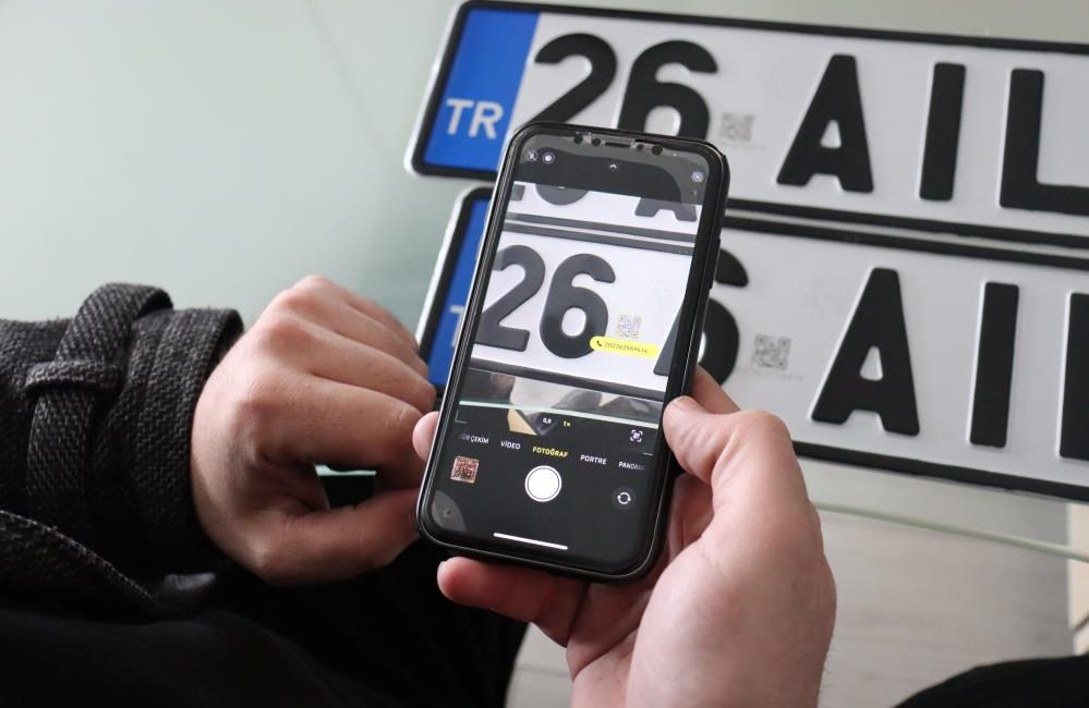 Kare kodlu plaka uygulaması araç ve sürücü bilgilerine ulaşılmasını kolaylaştıracak Yılbaşı itibariyle tescil ettirilen plakalar için zorunlu olarak hayata geçirilen