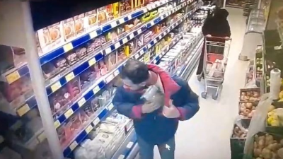 Beylikdüzü’nde bir şahıs, girdiği zincir marketten kavurma ve pastırma çalarak