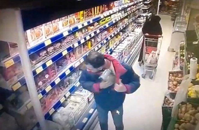 Beylikdüzü’nde bir şahıs, girdiği zincir marketten kavurma ve pastırma çalarak