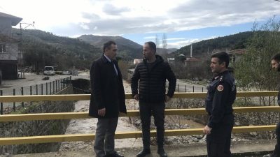 Burhaniye Kaymakamı İlyas Memiş, su taşkınları nedeniyle zarar gören Karadere