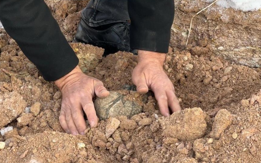 Bayburt’ta su kanalı çalışması sırasında ortaya çıkan ve göktaşı olabileceği