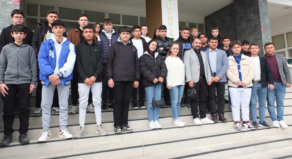 Burhaniye’de, Uygulamalı Bilimler Fakültesi (BUBFA) Kepsutlu lise öğrencilerini ağırladı. Öğretmenleri