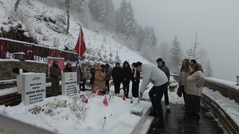 Kepsutlu öğrenciler Şehit Eren Bülbül’ü mezarı başında andı Kepsut’ta bulunan Şehit Eren Bülbül Gençlik Merkezi eğitimci ve kursiyerleri